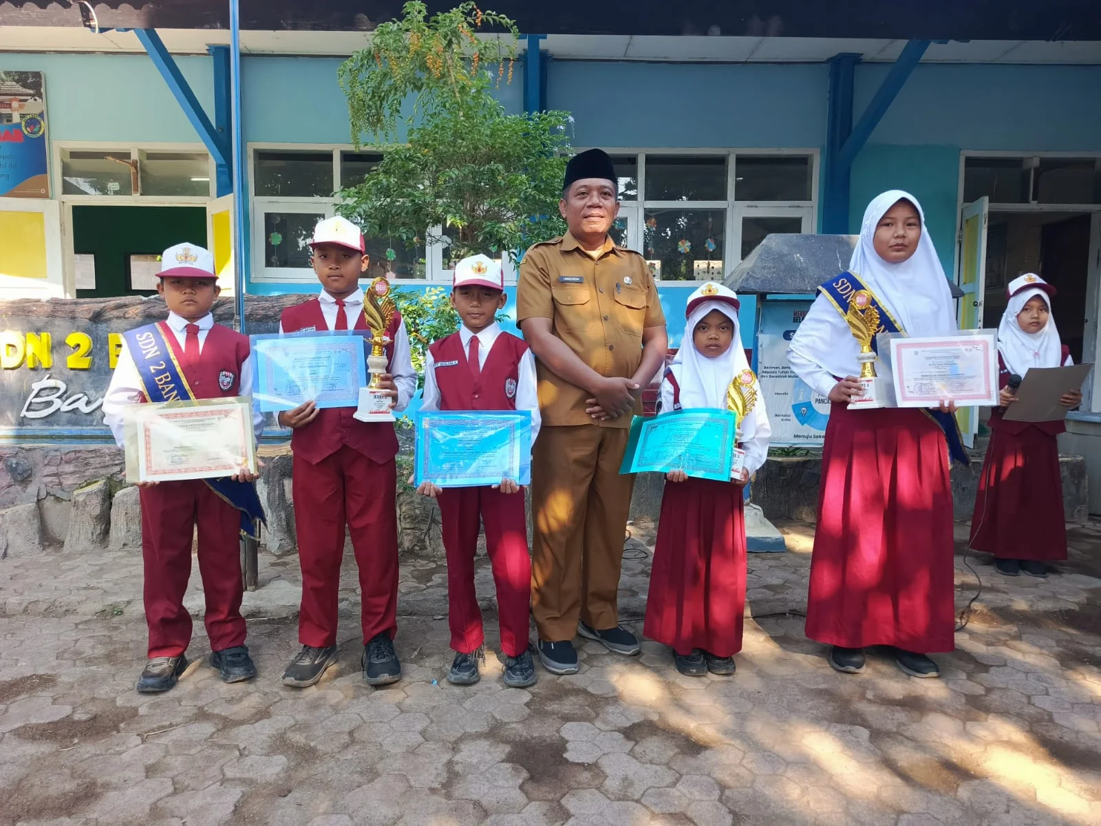 PENYERAHAN PIALA DAN SERTIFIKAT PEMENANG LOMBA DALAM RANGKA HUT RI KE 81